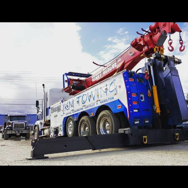Multi-truck heavy recovery operation
